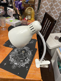 Desk lamp with clip