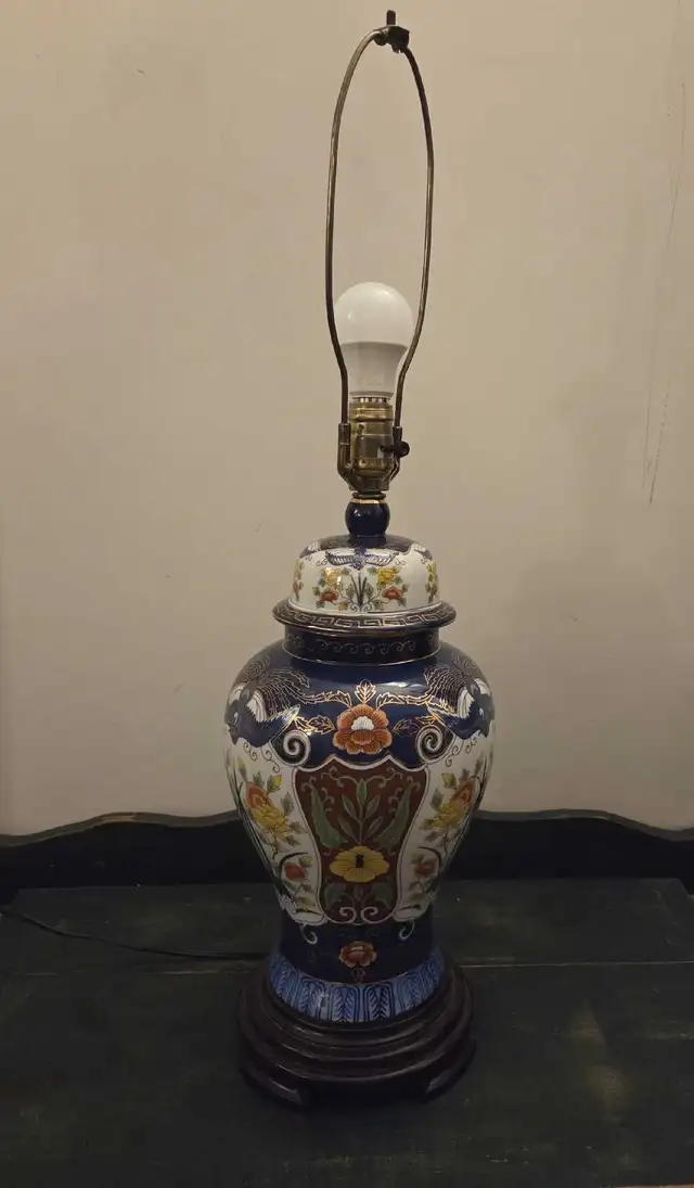 Vintage Large Japanese Asian Imari Porcelain Table Lamp in Indoor Lighting & Fans in City of Toronto - Image 11