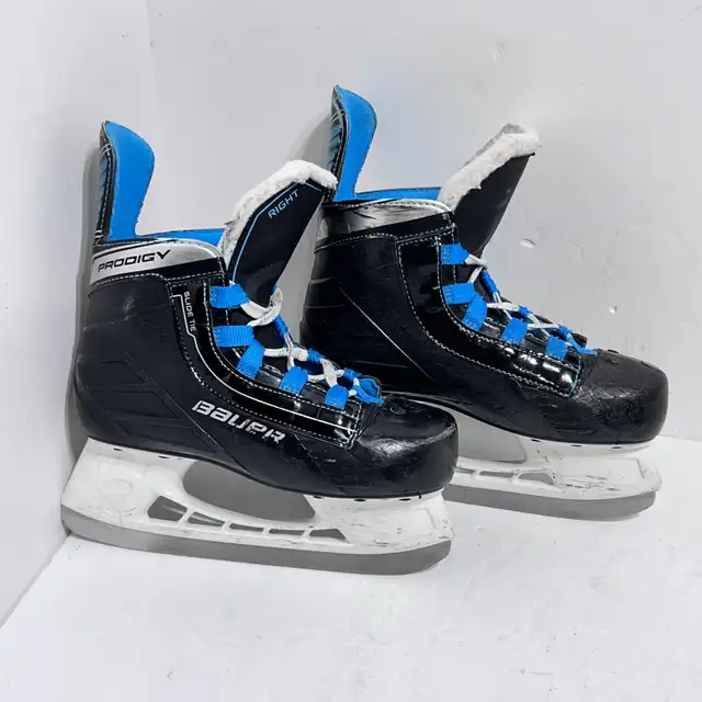 Bauer Prodigy youth hockey ice skates size 5  in Hockey in Winnipeg - Image 2