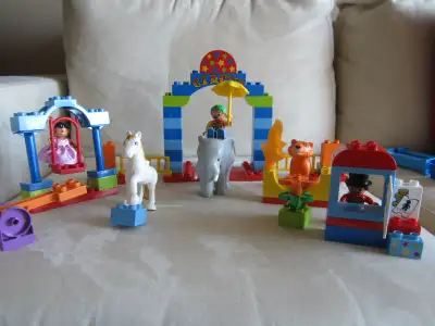 Can set up this circus a few different ways. Comes with everything as shown. Clean and ready to play...