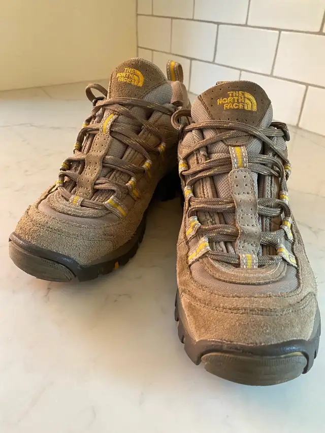 Like new! The North Face women’s suede hiking shoes sz 38 in Women's - Shoes in Kitchener / Waterloo - Image 3
