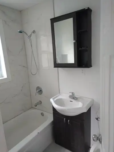 5 1/2 disponible, Sherbrooke, 1300$/mois.