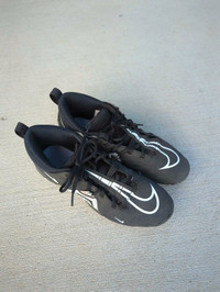 Like new:  football cleats men's/youth size 8