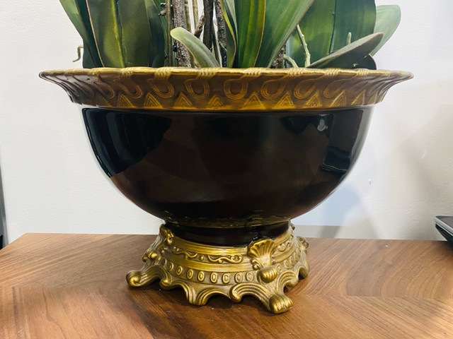 Large Ceramic Black and Gold pot with Floral Arrangement in Home Décor & Accents in Oshawa / Durham Region - Image 2