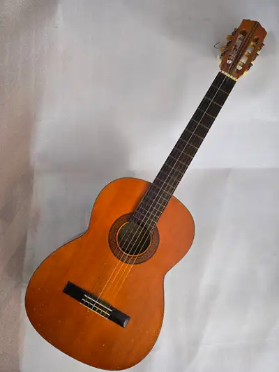 Vintage Suzuki Classical Acoustic Guitar 700 for parts/restoring, View more