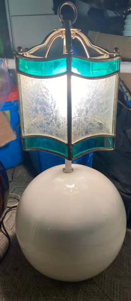 White Mid Century Ball Ceramic Table Lamp with Stain Glass $80 in Indoor Lighting & Fans in City of Montréal - Image 6