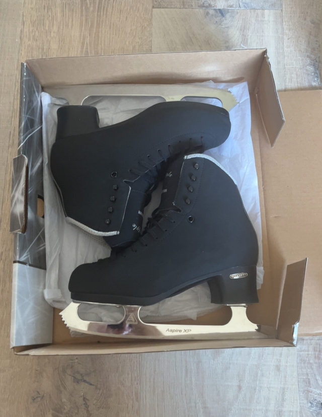 JACKSON Figure Skates - Freestyle Boys/Men's Size 6 in Skates & Blades in Ottawa - Image 2