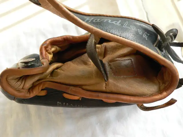 1950s Cooper Weeks Leather 3 Finger Baseball Glove. Groundhog. in Arts & Collectibles in Oakville / Halton Region - Image 5