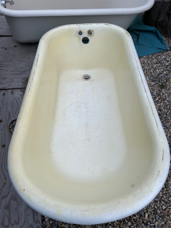 Bear Claw Foot Tub Early 1900's in Plumbing, Sinks, Toilets & Showers in Calgary