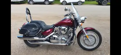 2006 Honda VTX1300, showroom condition, only 12800km., windshield, saddlebags, highway bar, backrest...
