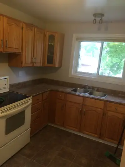 Top level of house for rent for students 4 bedrooms all with closets 1 bathroom Shared laundry on si...