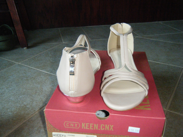 Sandales  de femme grandeur 40 ou 9  confortable jamais porter dans Femmes - Chaussures  à Laval/Rive Nord - Image 2