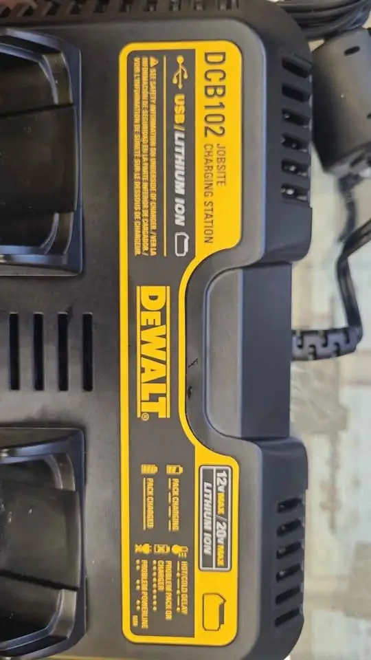 Dewalt Battery Charger in Power Tools in Edmonton - Image 4