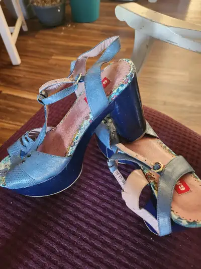 beautiful Dress sandal made of good leather,soft,comfortable pad,high heel 4 inch,bought were in Ger...