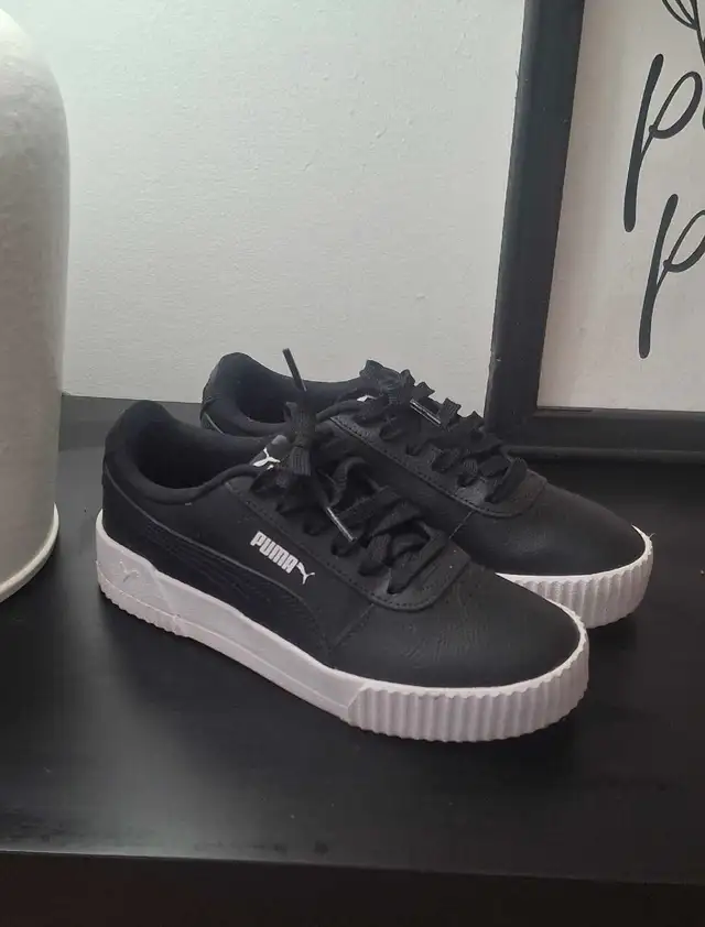 Women's Puma Sneakers (Size 6)