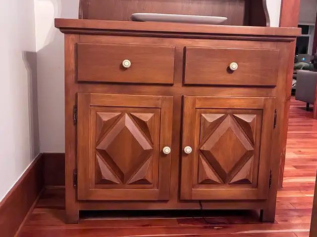 Buffet meuble antique fait au quebec in Hutches & Display Cabinets in Longueuil / South Shore - Image 4