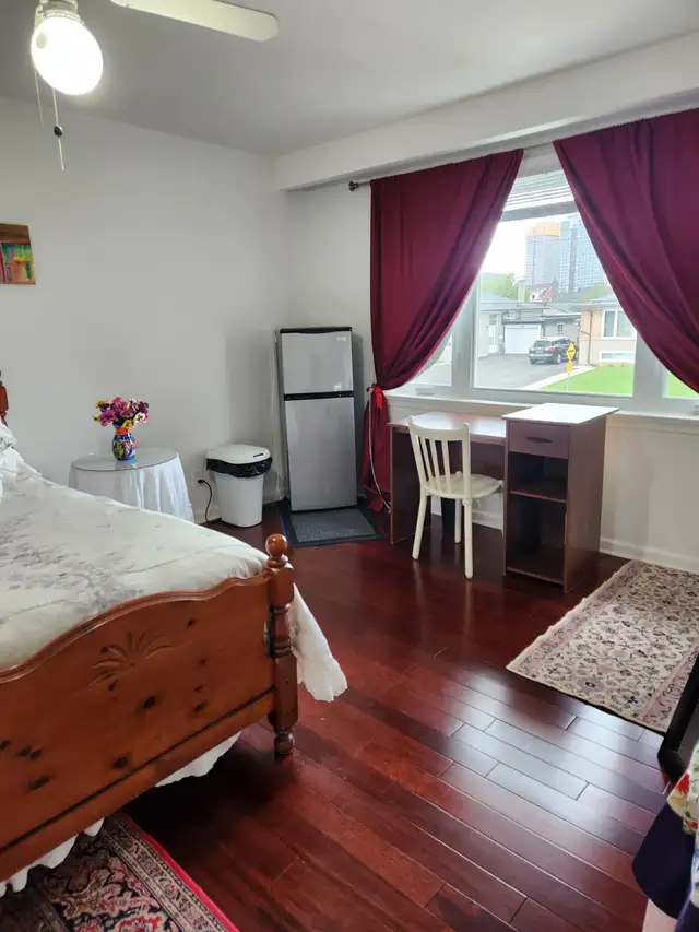 Spacious Furnished Master Bed/Rental One Female Only/5’ Yorkdale62864751767811122