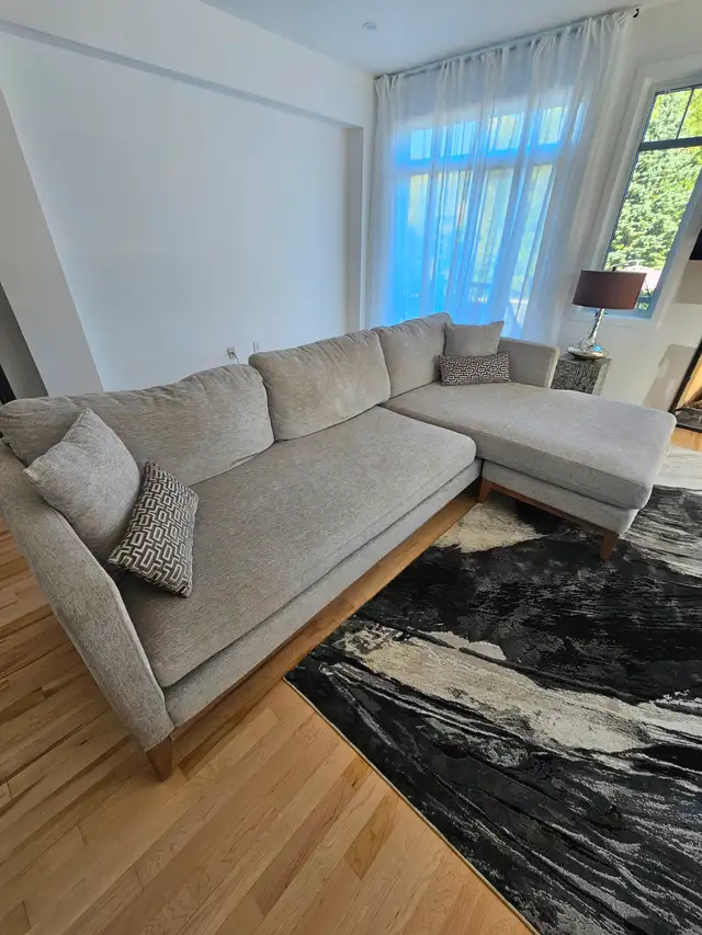 SECTIONAL SOFA W/ REVERSIBLE LEFT OR RIGHT CHAISE /TOTAL COMFORT