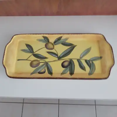 BELLE GRANDE ASSIETTE NEUVE CÉRAMIQUE PINTAGO 16"LONx7"LAR$10.00, View more