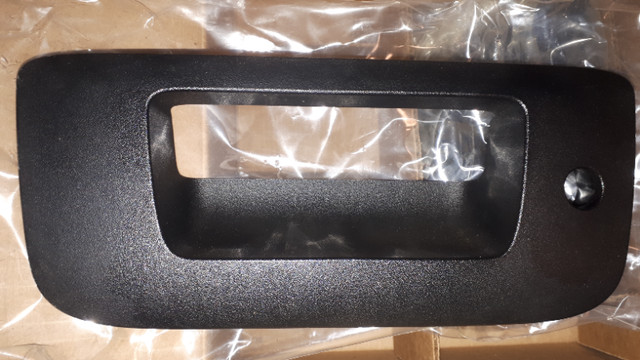 2007 - 2013 GM Black Tailgate Handle and Cover in Auto Body Parts in Norfolk County - Image 2