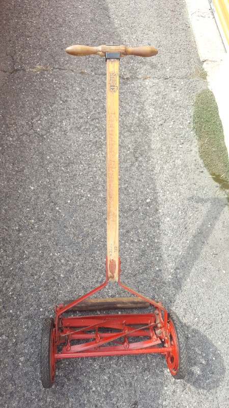 ANTIQUE manual push lawn mower (GREAT CONDITION) in Lawnmowers & Leaf Blowers in Hamilton - Image 2