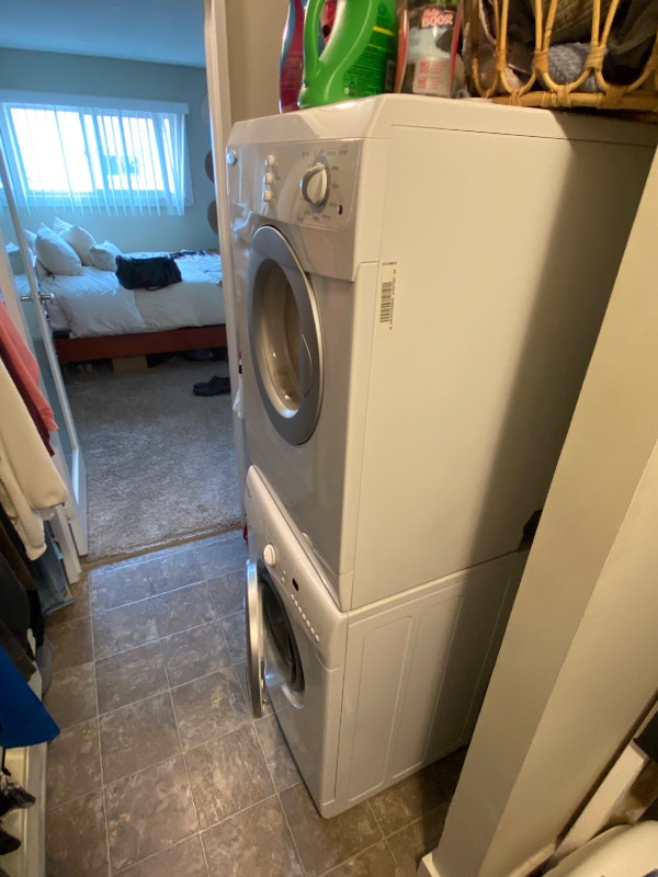 Parkland Square 2 Bedroom 1 Bath Charleswood Apartment! Long Term