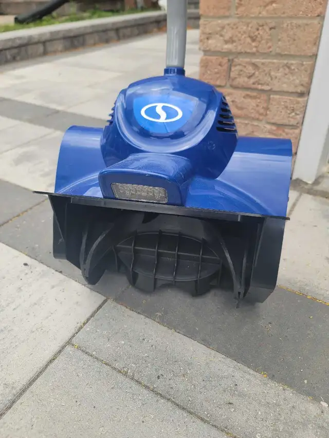 11" Snow Blower by Snow Joe in Snowblowers in Markham / York Region - Image 3