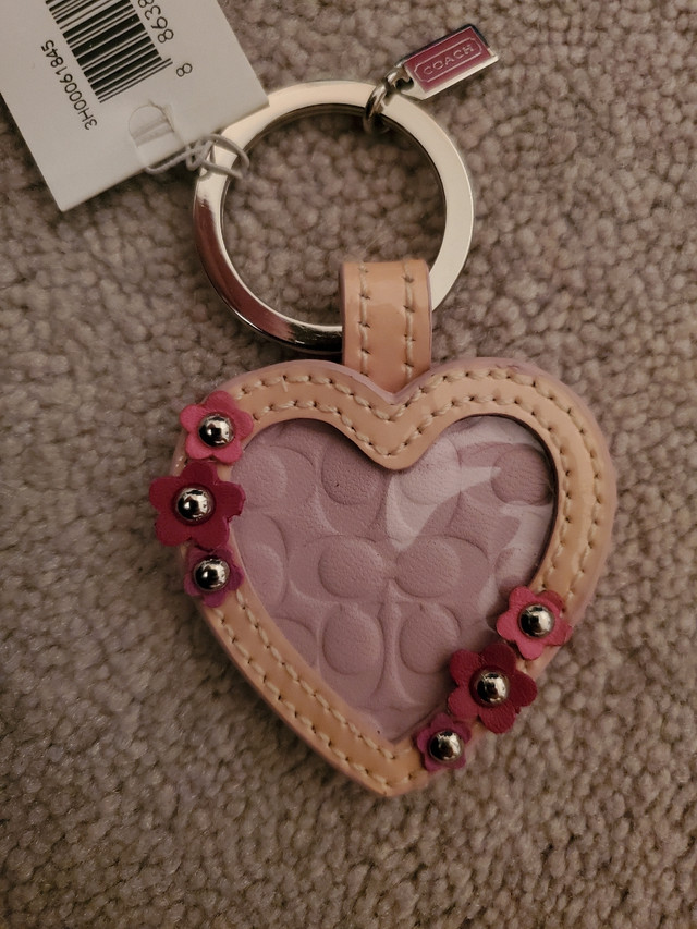 Authentic BRAND NEW COACH Heart Key Chain Ring/ Fob Keychain dans Bijoux et montres  à Ville de Toronto - Image 2