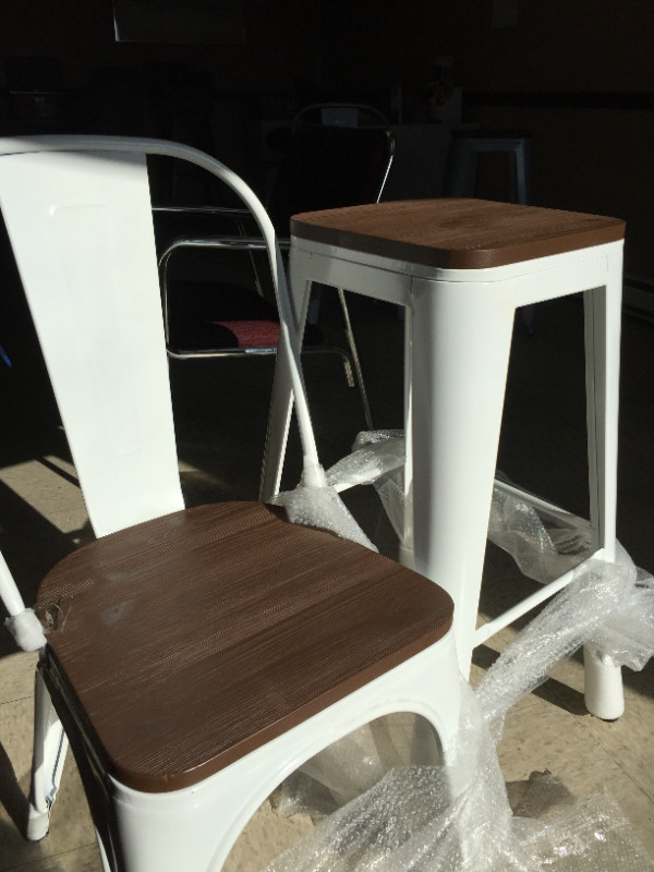 White or Grey Metal Bar Stools - Outdoor patio high chairs dans Mobilier pour terrasse et jardin  à Longueuil/Rive Sud