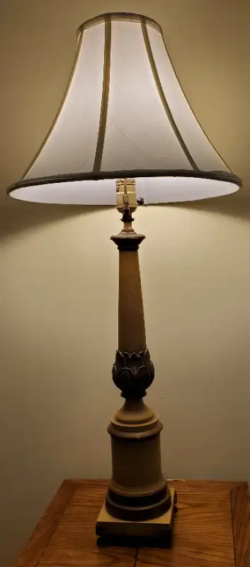 VINTAGE CARVED WOOD TABLE LAMP in Arts & Collectibles in City of Toronto - Image 7