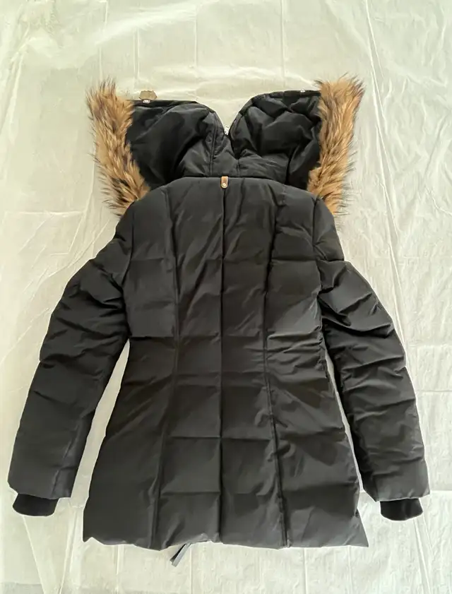 LIKE NEW Mackage Akiva Jacket for Sale in Women's - Tops & Outerwear in City of Montréal - Image 4