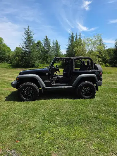This pre-owned Jeep Wrangler Sport is ready for your next off-road adventure, featuring a rugged 4x4...