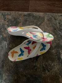 Girls croc flip flops -size 5