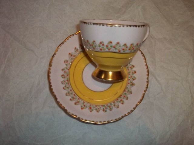 Tuscan tea cup & saucer in Arts & Collectibles in Chatham-Kent
