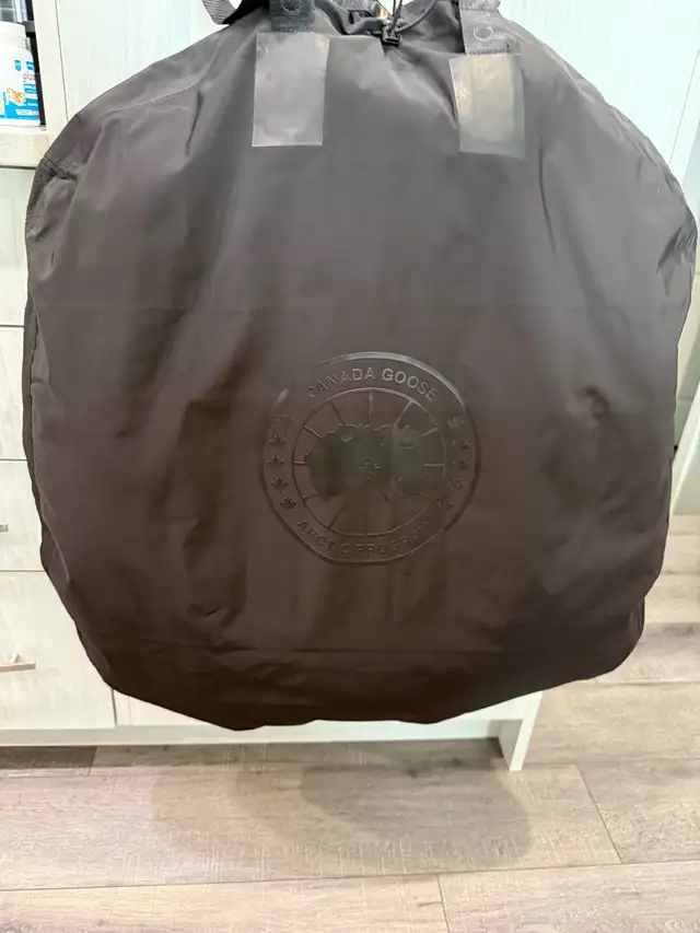 Canada Goose Men’s Parka-Large in Men's in Calgary - Image 11