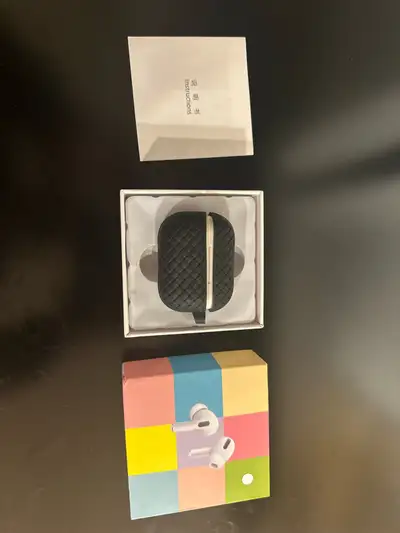  AirPods Pro with silicone case / only right side working, View more