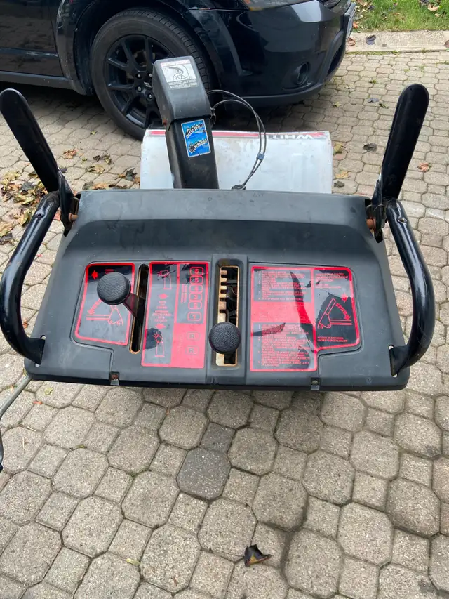 White Outdoor 10 HP / 28" 2-Stage Heavy-Duty Snowblower in Snowblowers in Mississauga / Peel Region - Image 5