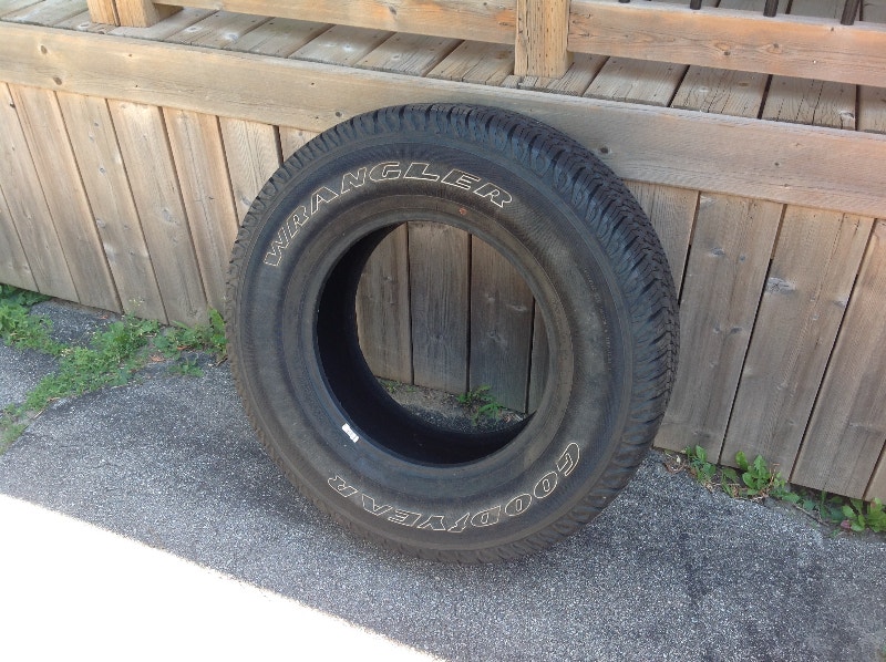 New Goodyear Wrangler Tire Dodge Ram Truck Or Jeep P255 / 75R17 Tires