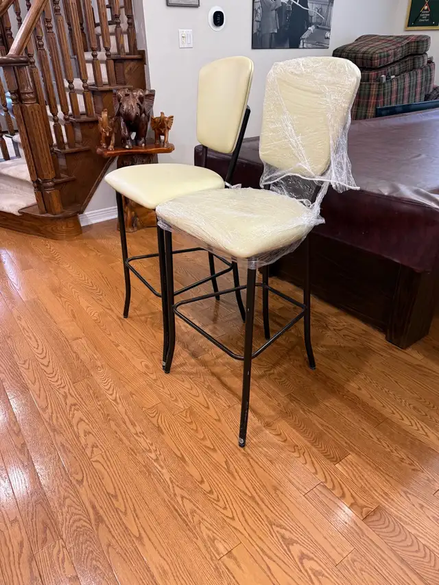 White Leather Bar Stools in Chairs & Recliners in Markham / York Region - Image 3