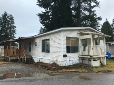 1996 SRI Doublewide home featuring large covered deck, 2 skylights, open plan, fresh paint and floor...