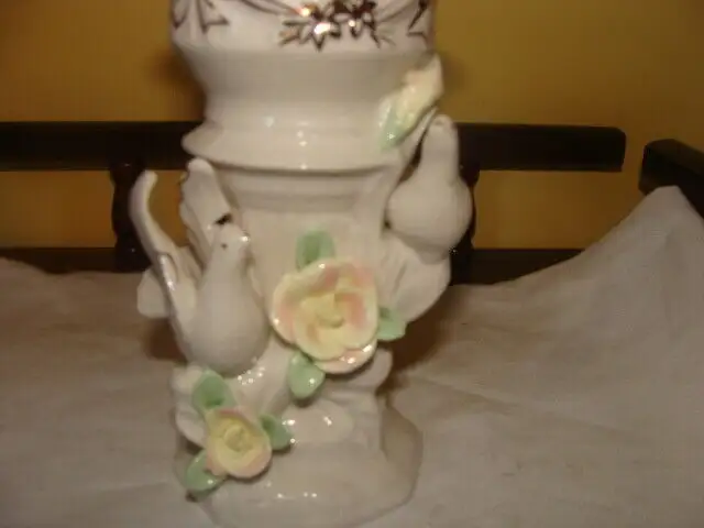 Magnifique chandelier en porcelaine in Arts & Collectibles in Laval / North Shore - Image 3
