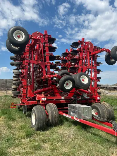 I am selling a used 2016 Morris RAZR drill, a robust seeder designed for efficient and precise plant...