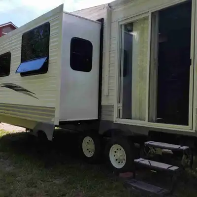 Salem Villa Classic 40', Forest River with 3 slides outs. $28,000.00 Call Kevin 705-507-1637 or 705...