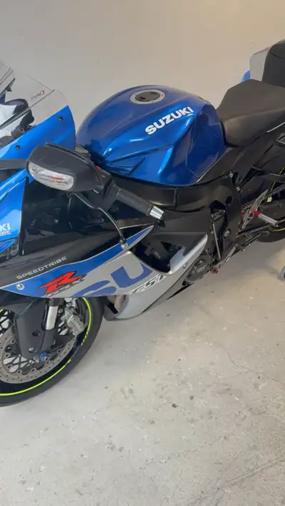 2022 gsx-r 600 22,000km Fresh tires Fresh oil Excellent condition not a single scratch After market...