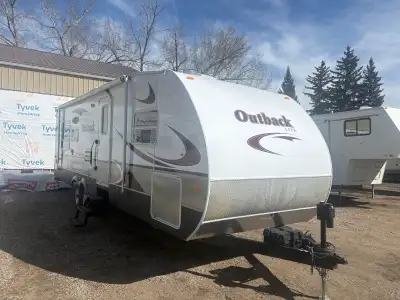2009 keystone outback 29RLS Large dinette/couch slide which opens the living space right up Large fr...
