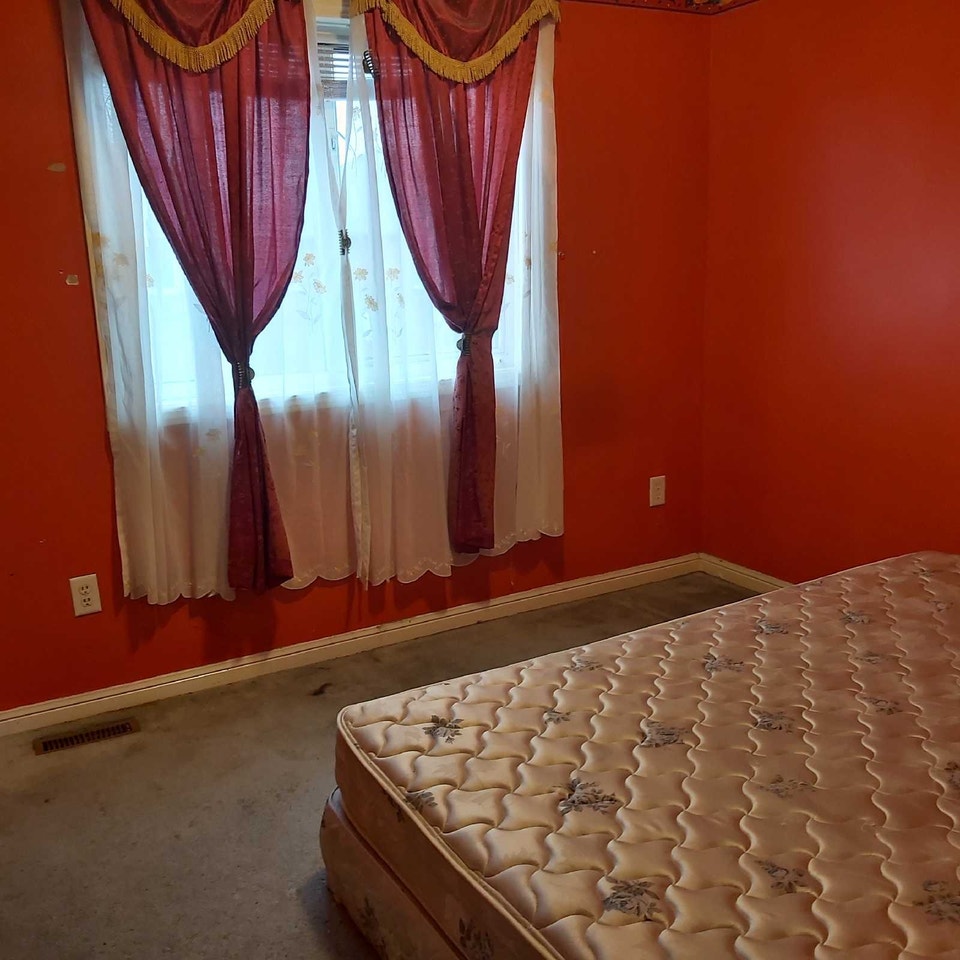 female room for rent 1