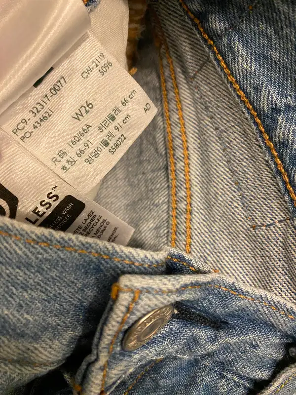 Levi’s jean shorts - size 26 in Women's - Bottoms in Mississauga / Peel Region - Image 4