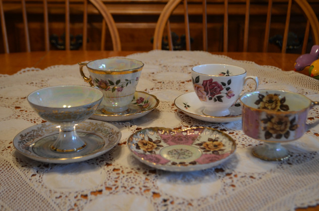 Vintage China cups and saucers in Arts & Collectibles in Renfrew