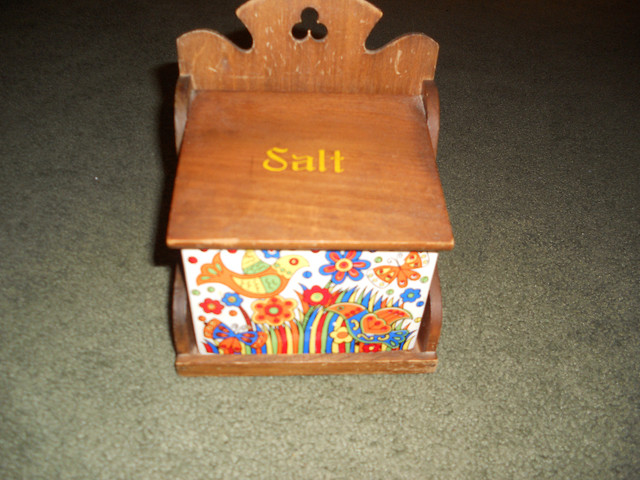 Retro./Art Deco vintage Salt box cellar ceramic wood wall mount in Arts & Collectibles in Kitchener / Waterloo