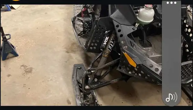 2012 Skidoo summit XP 800 parts sled - Carbon sled skid, fox s in Snowmobiles in Strathcona County - Image 6